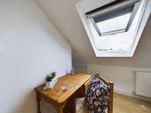 desk area bed 5 - click for photo gallery